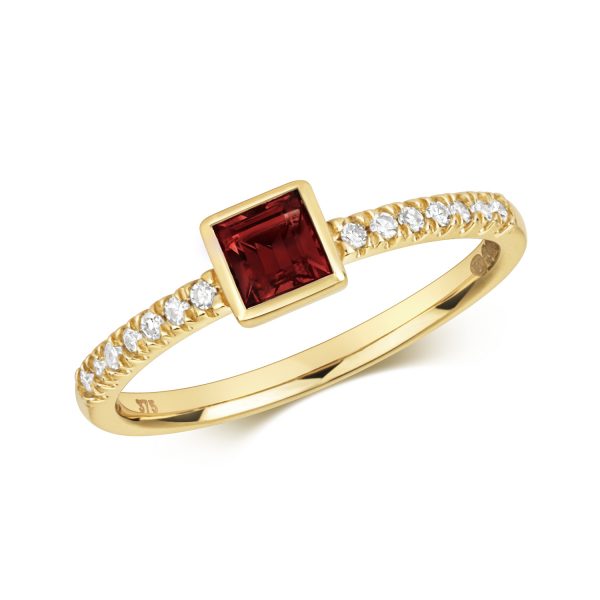 9 carat gold garnet and diamond ring